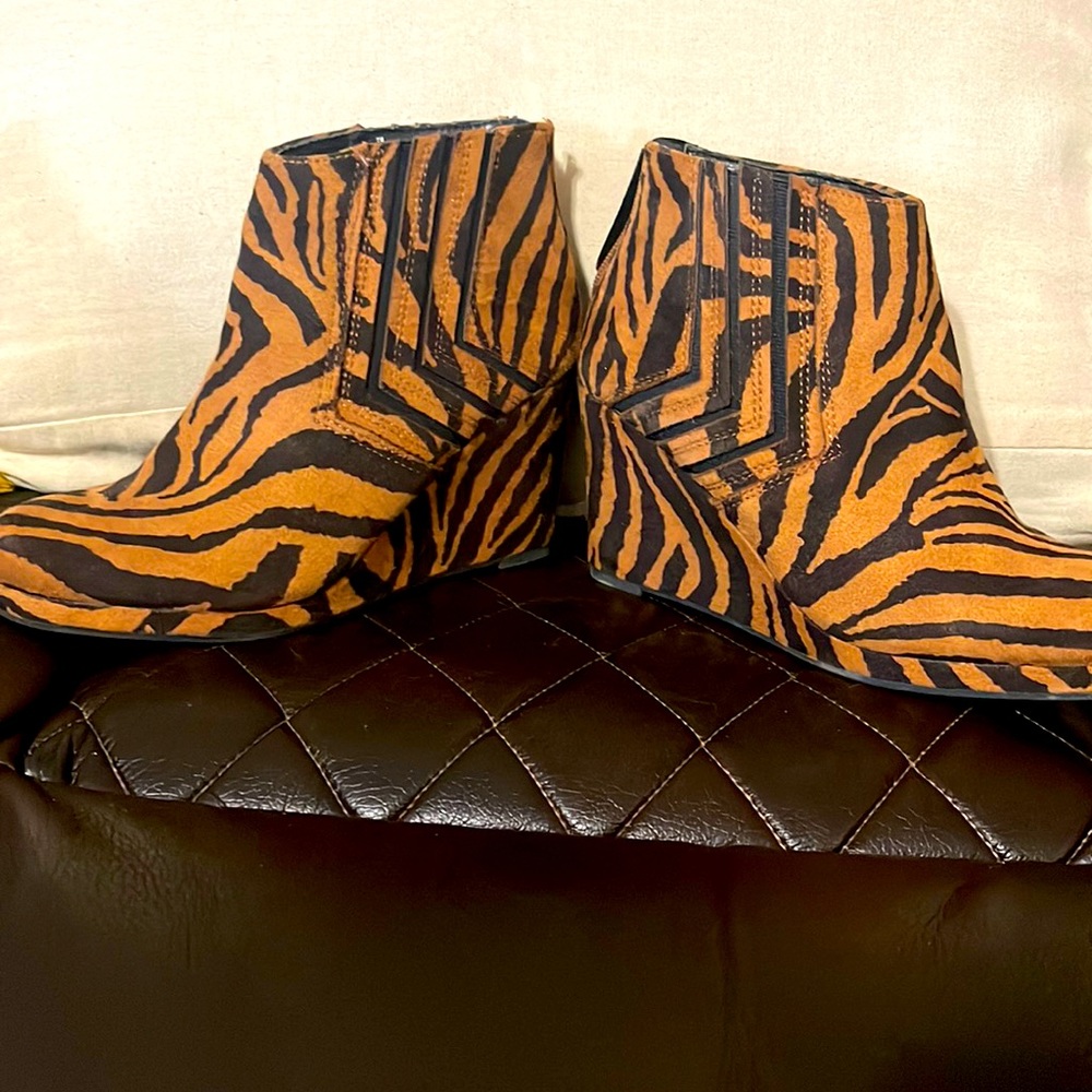 My favorite print but have purchased another pair close to the same style